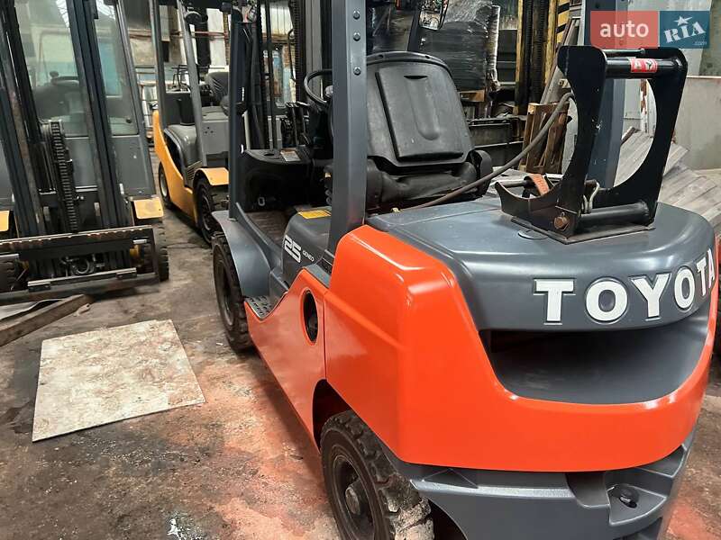 Вилочный погрузчик Toyota 02-8FG25 2014 в Киеве