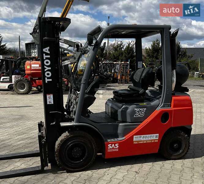 Вилочный погрузчик Toyota 02-8FGF25 2017 в Киеве