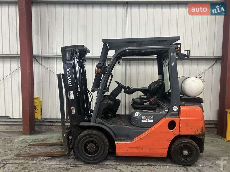 Вилочный погрузчик Toyota 02-8FGF25 2015 в Киеве
