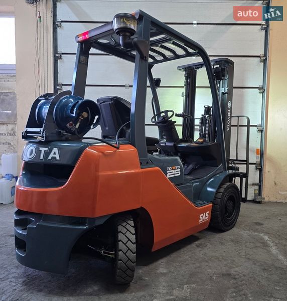 Вилочный погрузчик Toyota 02-8FGF25 2015 в Киеве