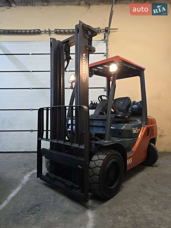 Вилочный погрузчик Toyota 02-8FGF30 2008 в Киеве Вилочный погрузчик Toyota 02-8FGF30 2008 в Киеве