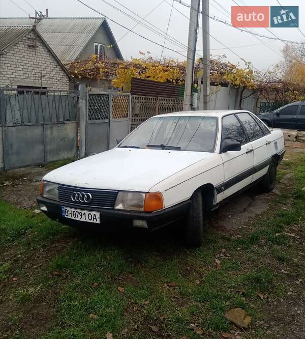 Седан Audi 100 1985 в Одессе