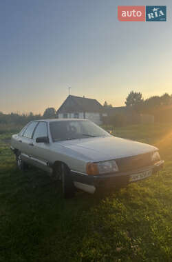 Седан Audi 100 1986 в Емильчине Седан Audi 100 1986 в Емильчине