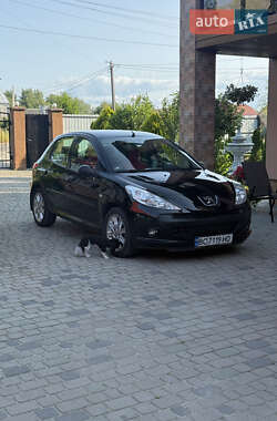 Хэтчбек Peugeot 206 plus 2011 в Городке