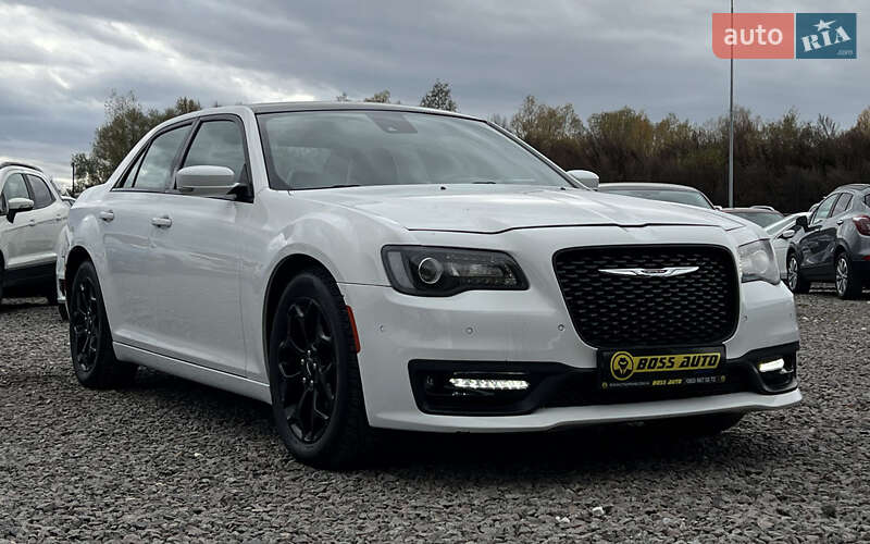 Седан Chrysler 300 S 2015 в Львове Седан Chrysler 300 S 2015 в Львове