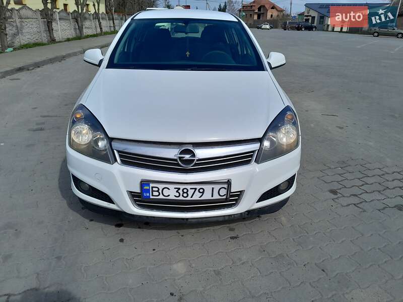 Хэтчбек Opel Astra 2012 в Городке