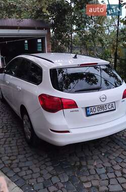 Универсал Opel Astra 2012 в Горонде
