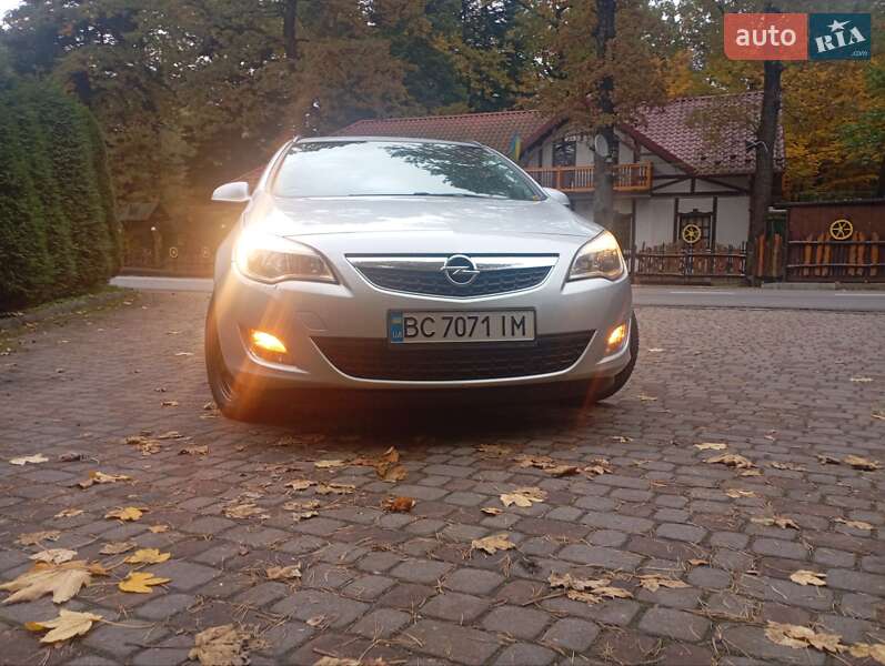 Универсал Opel Astra 2011 в Дрогобыче