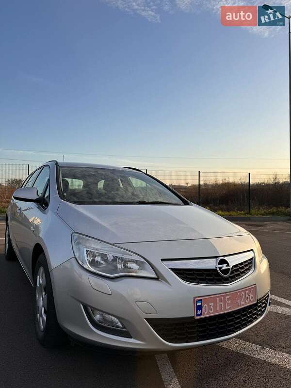 Универсал Opel Astra 2011 в Радивилове