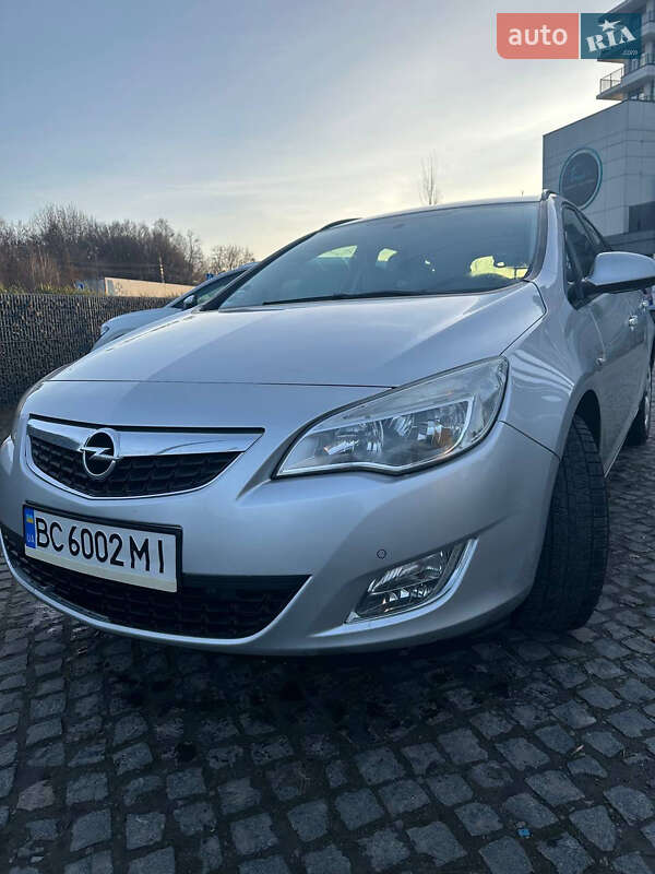Универсал Opel Astra 2012 в Львове