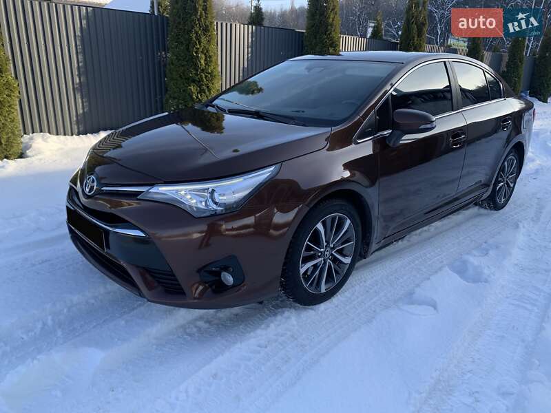 Седан Toyota Avensis 2015 в Мукачевому