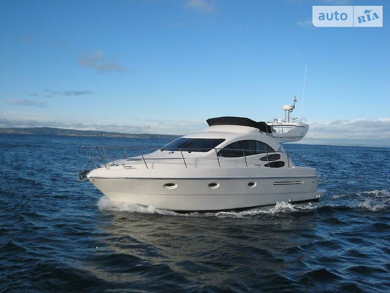 Моторная яхта Azimut Bennetti 2004 в Киеве Моторная яхта Azimut Bennetti 2004 в Киеве