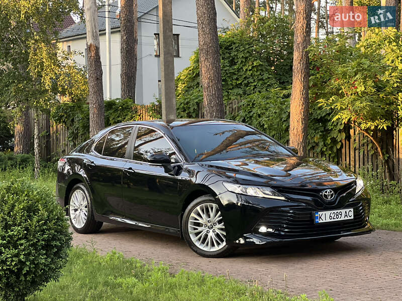 Седан Toyota Camry 2017 в Киеве