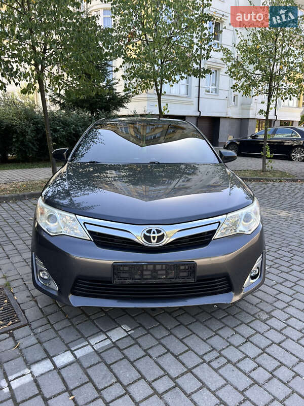 Седан Toyota Camry 2011 в Ивано-Франковске