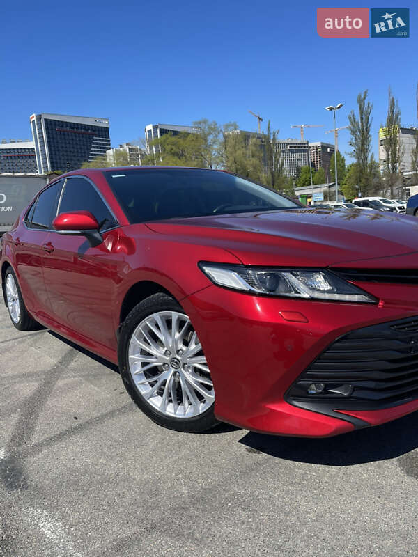 Седан Toyota Camry 2018 в Львове