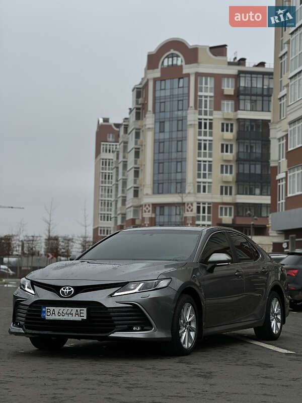Седан Toyota Camry 2022 в Умани