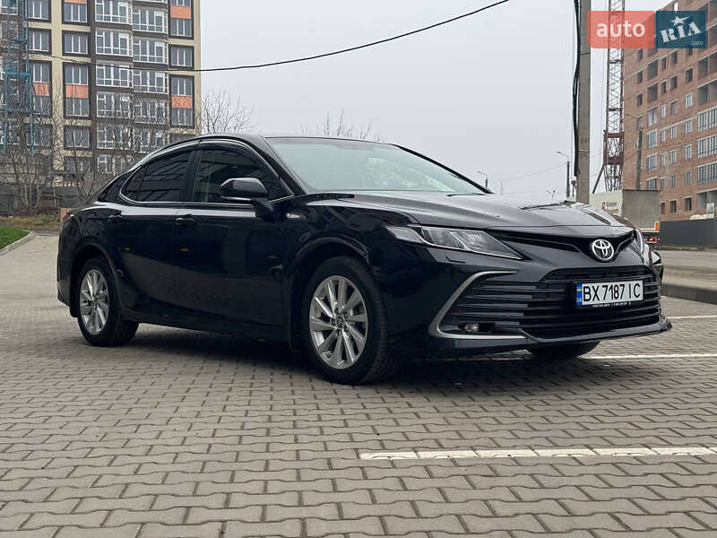 Седан Toyota Camry 2023 в Хмельницком