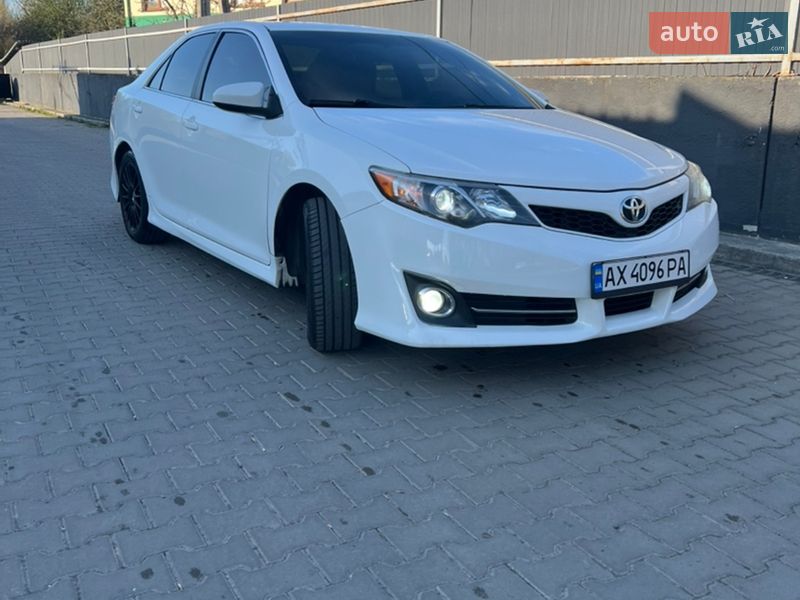Седан Toyota Camry 2012 в Львове