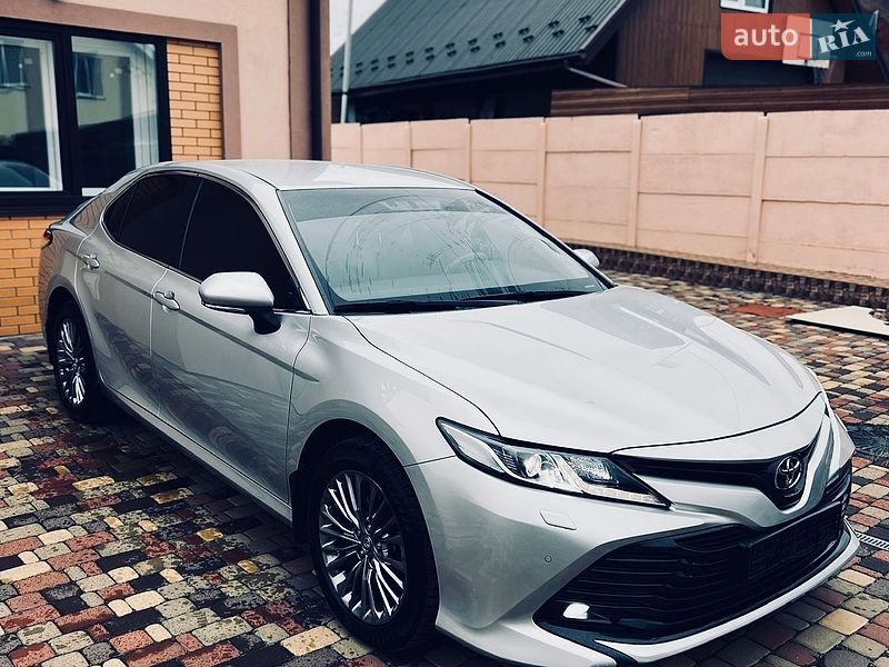 Седан Toyota Camry 2017 в Киеве
