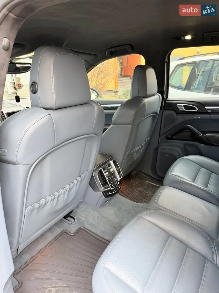 Porsche Cayenne 2012 photo 2