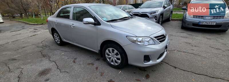 Седан Toyota Corolla 2011 в Ровно