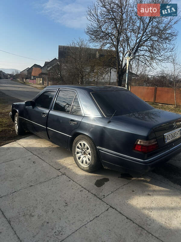 Седан Mercedes-Benz E-Class 1995 в Тячеве Седан Mercedes-Benz E-Class 1995 в Тячеве