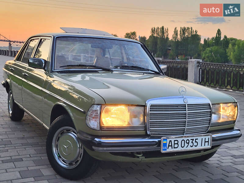 Седан Mercedes-Benz E-Class 1983 в Днепре Седан Mercedes-Benz E-Class 1983 в Днепре