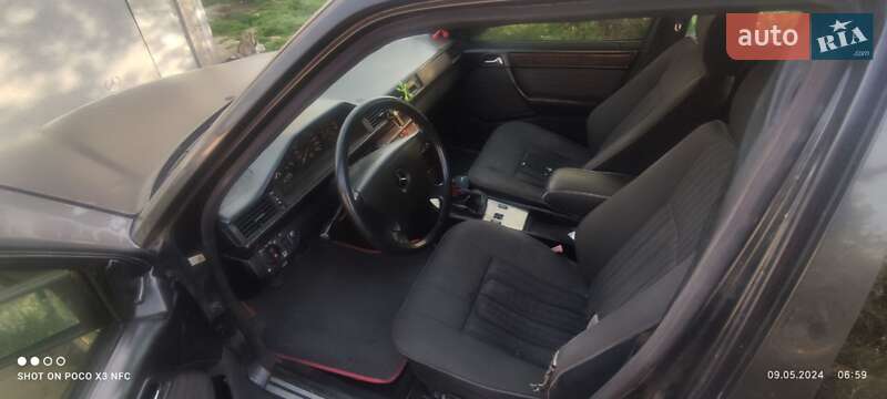 Седан Mercedes-Benz E-Class 1991 в Благовещенском