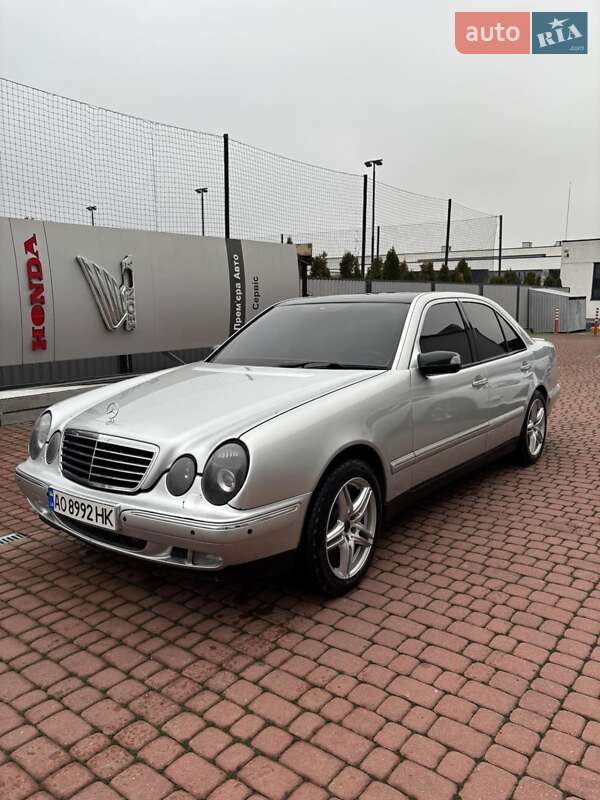 Седан Mercedes-Benz E-Class 2001 в Долине Седан Mercedes-Benz E-Class 2001 в Долине