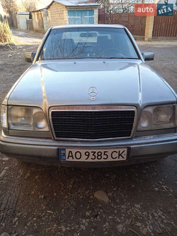 Седан Mercedes-Benz E-Class 1995 в Ужгороде