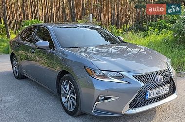 Седан Lexus ES 2016 в Узине