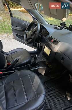 Хэтчбек Skoda Fabia 2006 в Волочиске