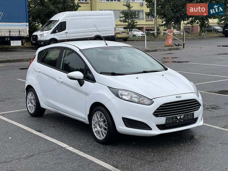 Хетчбек Ford Fiesta 2016 в Івано-Франківську