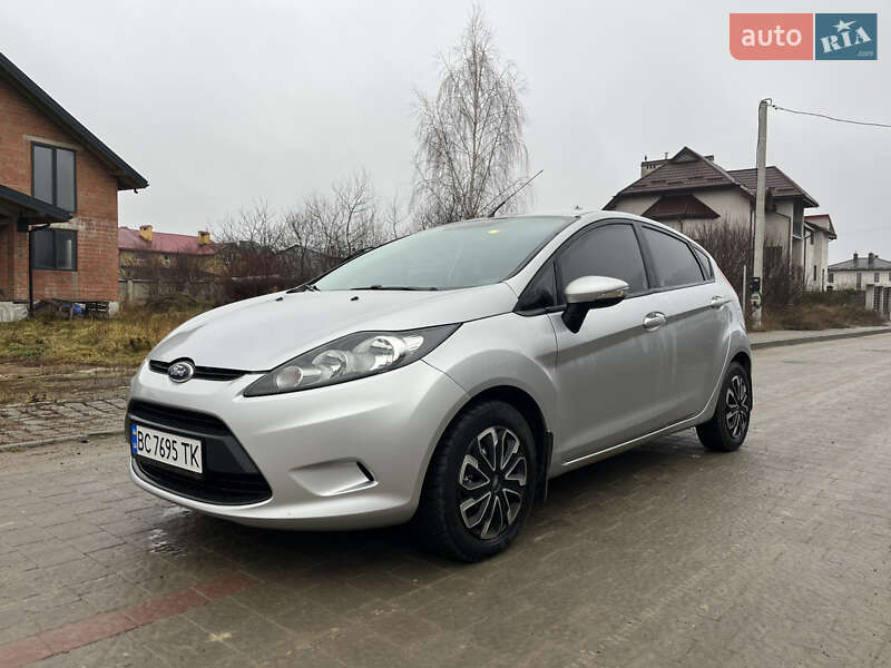 Хэтчбек Ford Fiesta 2011 в Львове Хэтчбек Ford Fiesta 2011 в Львове