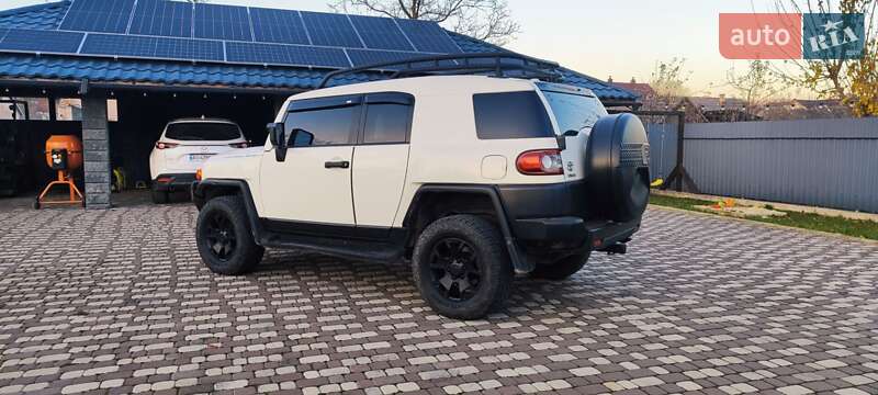Внедорожник / Кроссовер Toyota FJ Cruiser 2014 в Тячеве Внедорожник / Кроссовер Toyota FJ Cruiser 2014 в Тячеве