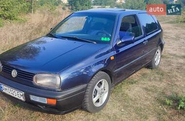 Хэтчбек Volkswagen Golf 1994 в Заречном