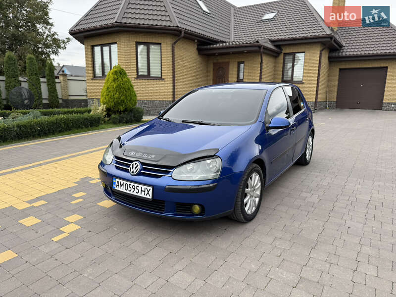 Хэтчбек Volkswagen Golf 2004 в Радомышле