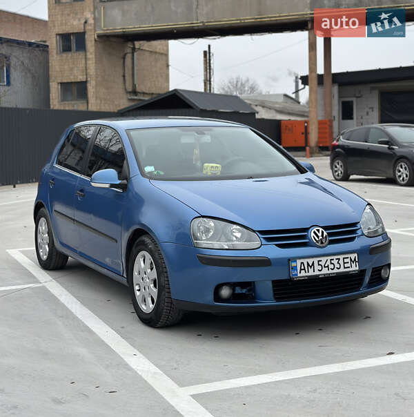 Хэтчбек Volkswagen Golf 2004 в Звягеле