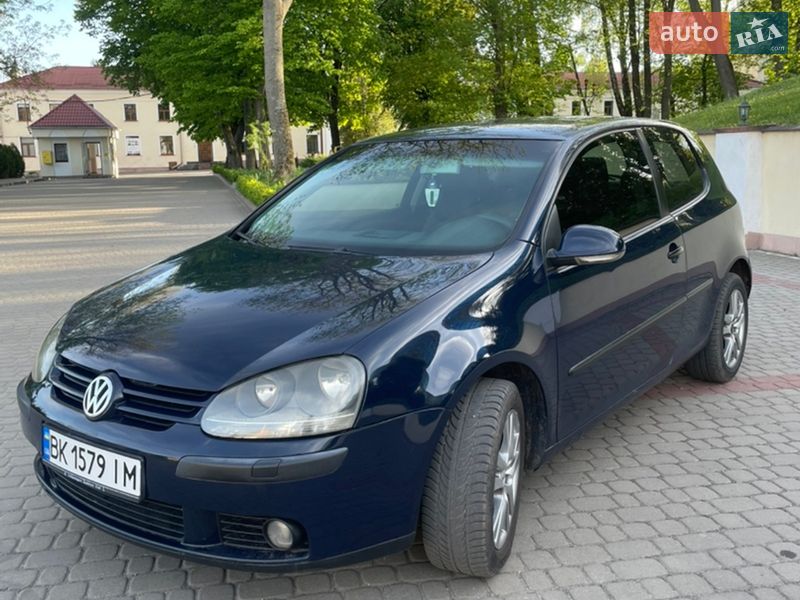 Хэтчбек Volkswagen Golf 2004 в Остроге