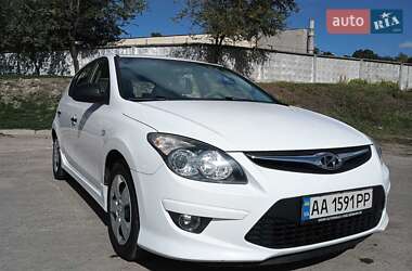 Хэтчбек Hyundai i30 2011 в Шпитьках