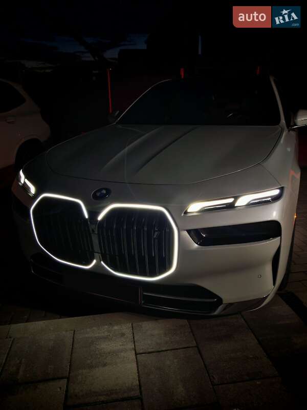 Седан BMW i7 2023 в Киеве
