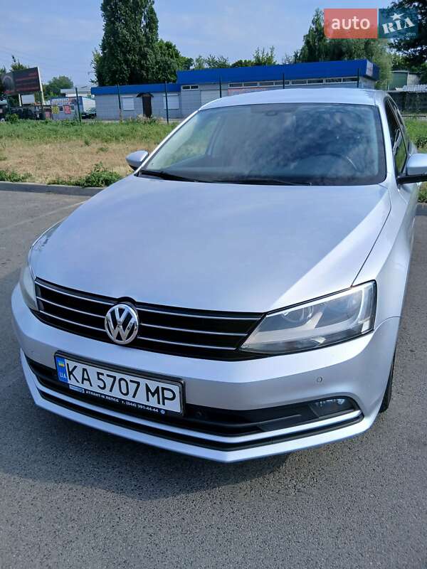 Седан Volkswagen Jetta 2016 в Вишневом