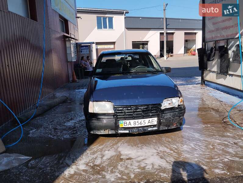 Седан Opel Kadett 1986 в Сумах
