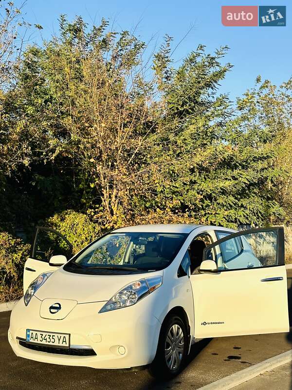 Хэтчбек Nissan Leaf 2015 в Киеве Хэтчбек Nissan Leaf 2015 в Киеве
