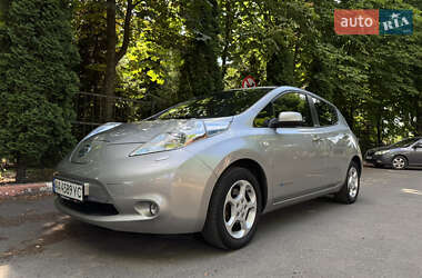 Хэтчбек Nissan Leaf 2016 в Гатном Хэтчбек Nissan Leaf 2016 в Гатном
