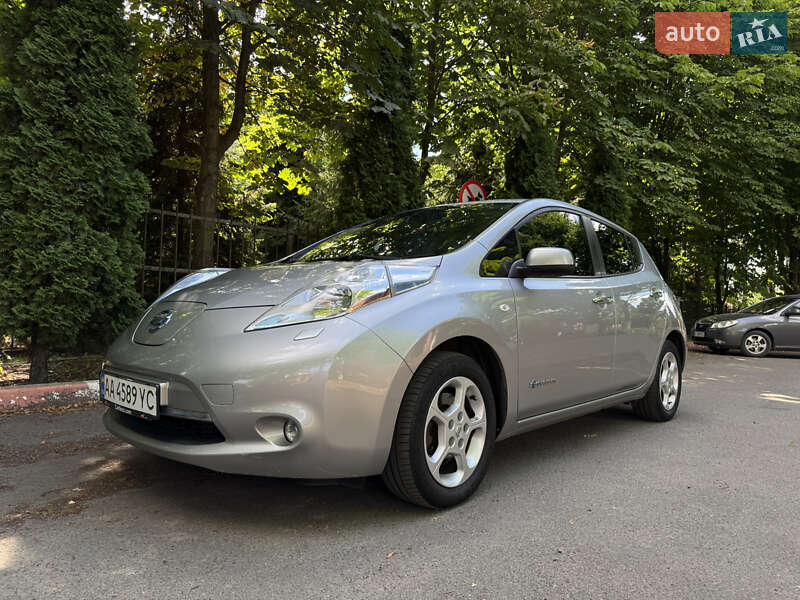 Хэтчбек Nissan Leaf 2016 в Гатном Хэтчбек Nissan Leaf 2016 в Гатном
