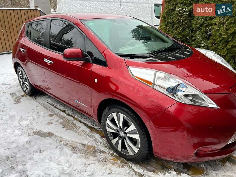 Хэтчбек Nissan Leaf 2015 в Гореничах