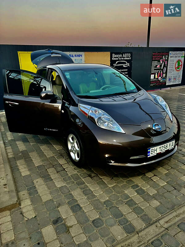 Хэтчбек Nissan Leaf 2016 в Южном