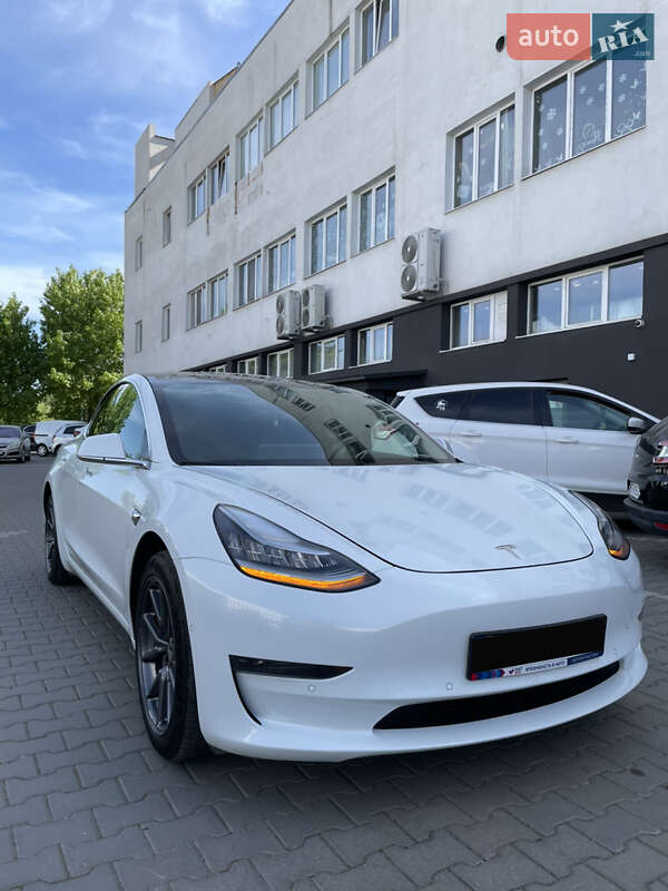Седан Tesla Model 3 2019 в Черновцах