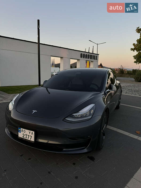 Седан Tesla Model 3 2020 в Мукачево